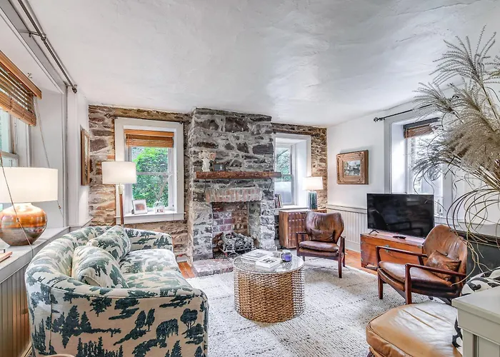 Enchanting Stone Cottage, Steps To Delaware Canal
