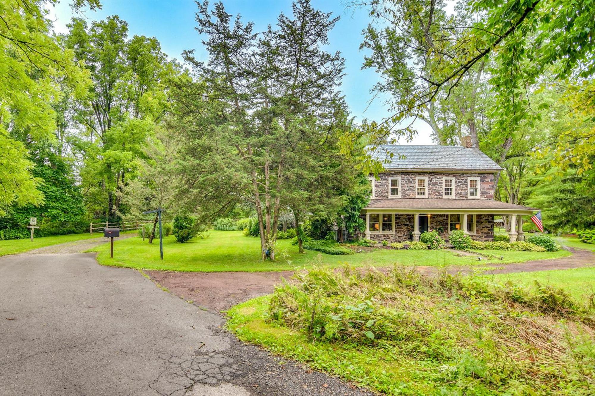 Holiday home Enchanting Stone Cottage, Steps To Delaware Canal Kintnersville