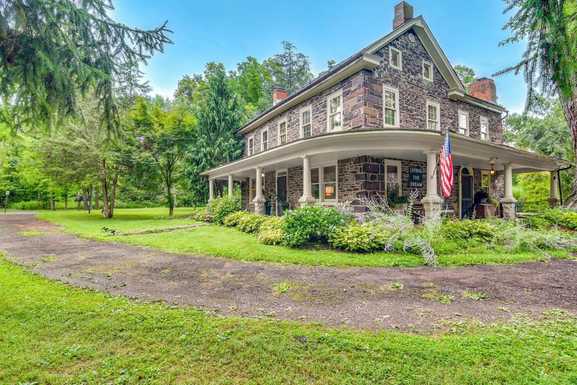 Enchanting Stone Cottage, Steps To Delaware Canal