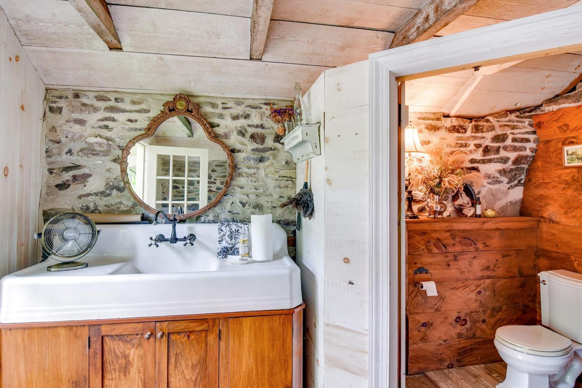Enchanting Stone Cottage, Steps To Delaware Canal Holiday home