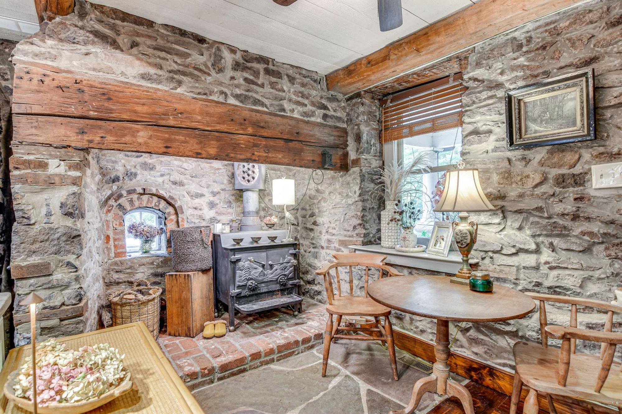 Enchanting Stone Cottage, Steps To Delaware Canal Holiday home *