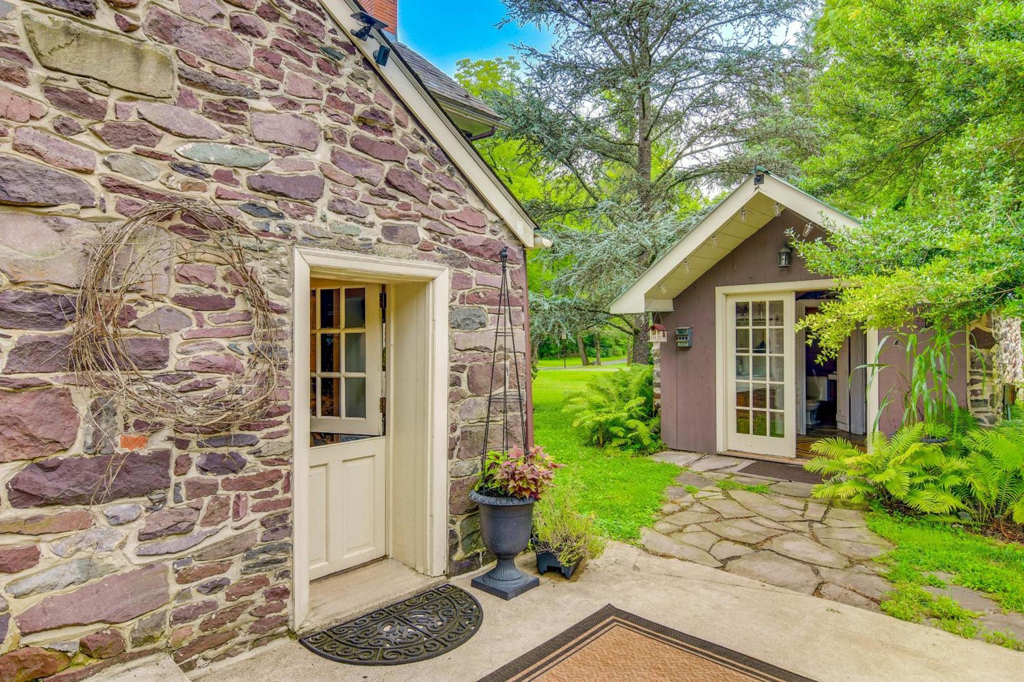 Enchanting Stone Cottage, Steps To Delaware Canal Kintnersville