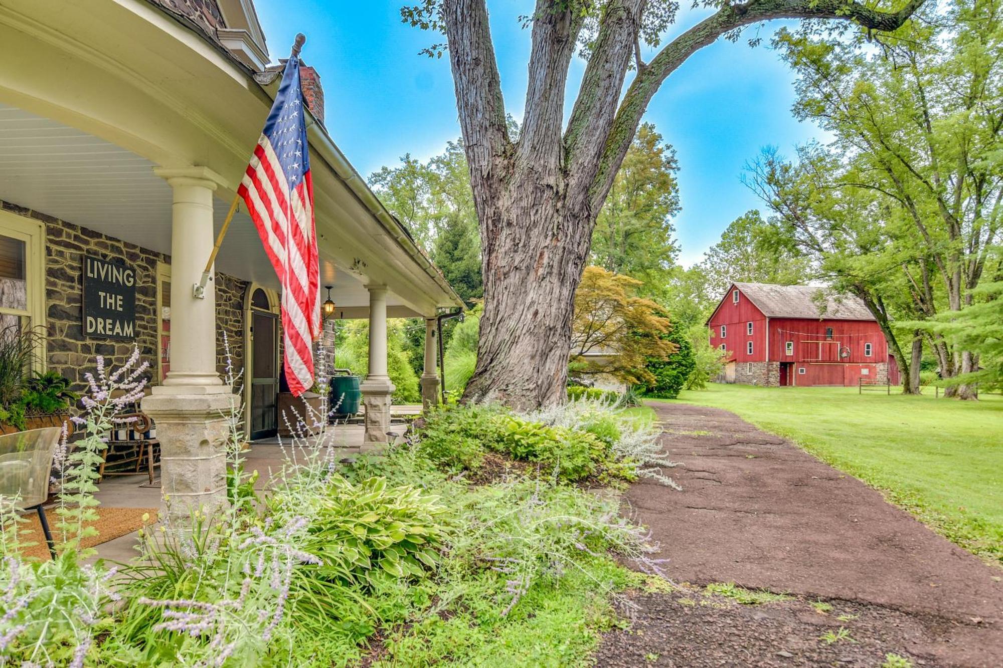 Enchanting Stone Cottage, Steps To Delaware Canal Holiday home