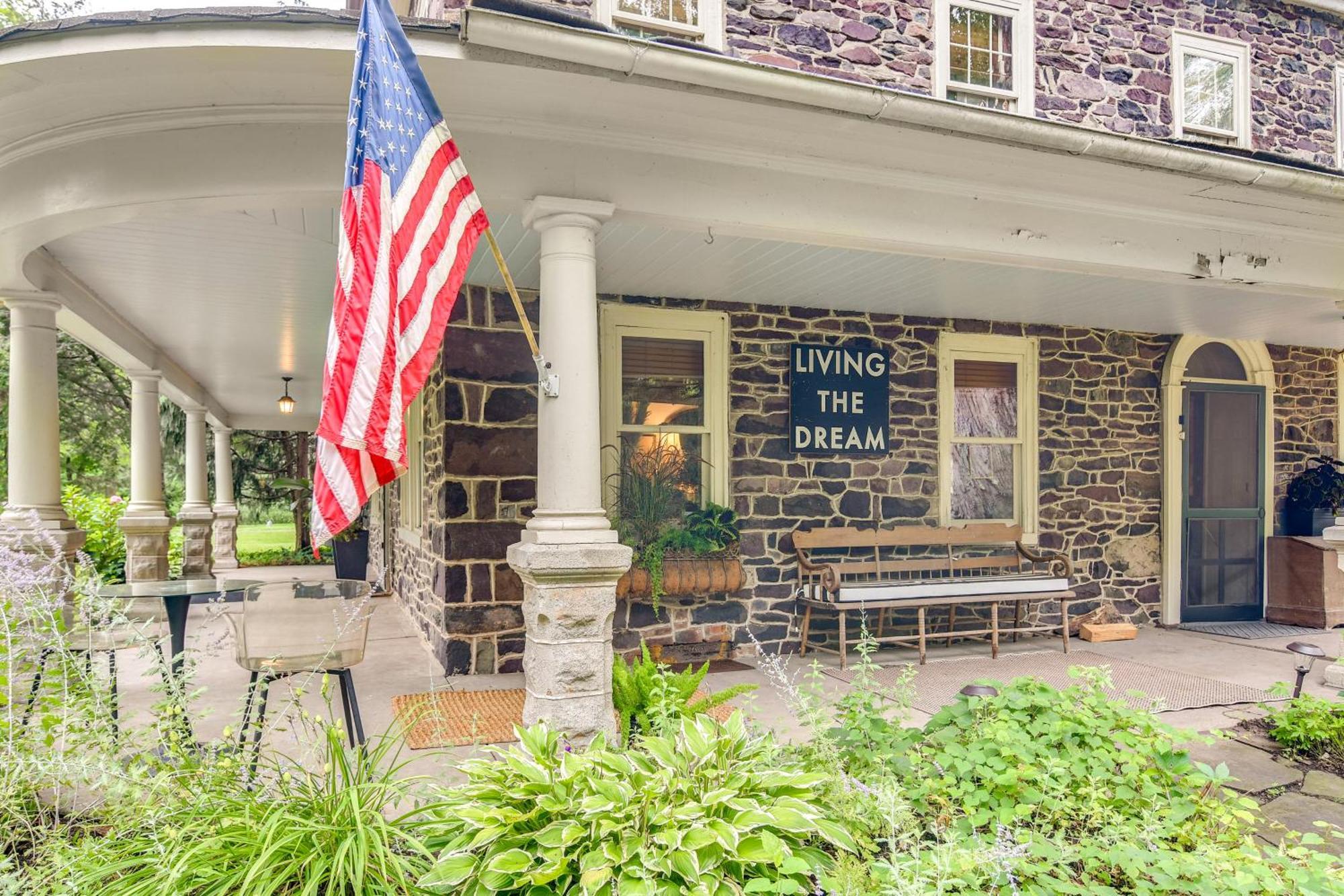 Holiday home Enchanting Stone Cottage, Steps To Delaware Canal Kintnersville